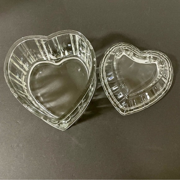 Vintage Crystal Trinket Dish Ribbed Glass Heart Shaped Candy Dish with Lid - Picture 5 of 10